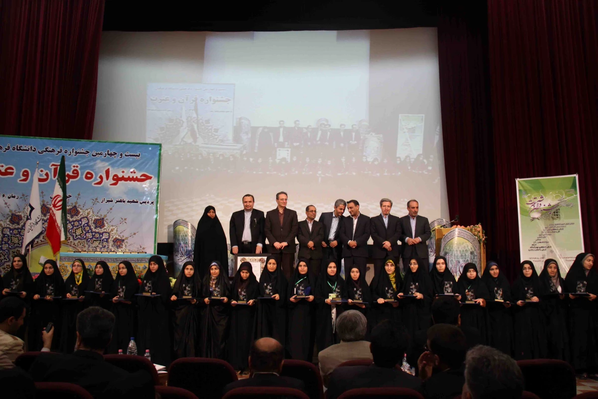 عکس یادگاری منتخبین جشنواره با مسئولین دانشگاه فرهنگیان