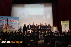 عکس یادگاری منتخبین جشنواره با مسئولین دانشگاه فرهنگیان