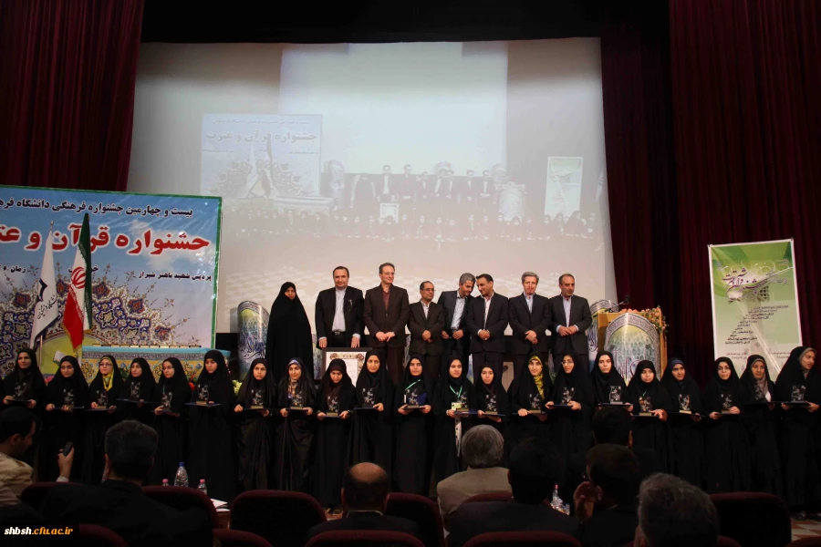 عکس یادگاری منتخبین جشنواره با مسئولین دانشگاه فرهنگیان