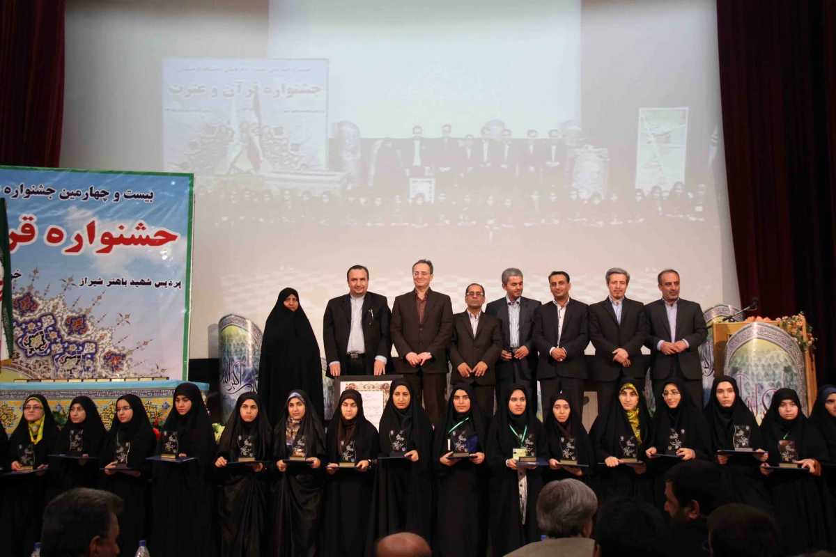 عکس یادگاری منتخبین جشنواره با مسئولین دانشگاه فرهنگیان