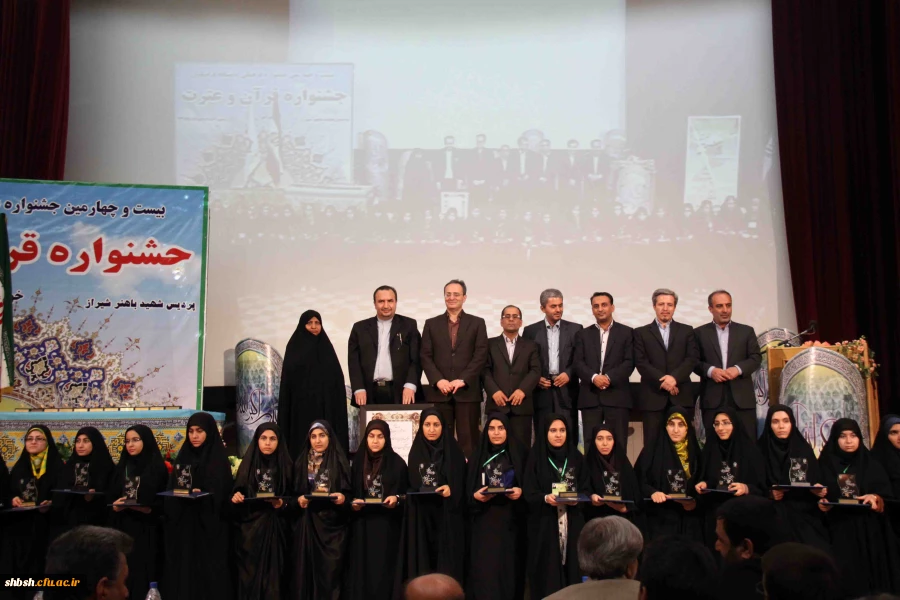 عکس یادگاری منتخبین جشنواره با مسئولین دانشگاه فرهنگیان