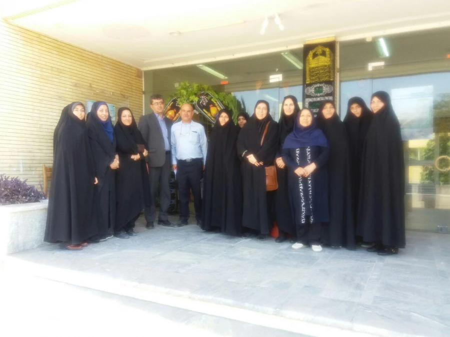 استقبال کارکنان پردیس شهید باهنر در ساعات اولیه صبح از دانشجویان در آغاز سال تحصیلی