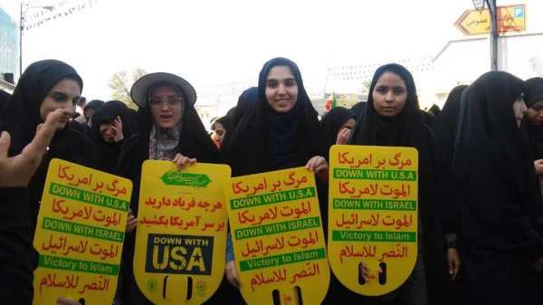 حضور مسئولین، اساتید، کارکنان و دانشجویان در راهپیمایی 13 آبان