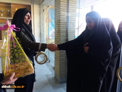 برگزاری صبحی با نشاط یمناسبت بزرگداشت روز دانشجو باحضور سرپرست وکارکنان پردیس شهید باهنر در استقبال از دانشجویان