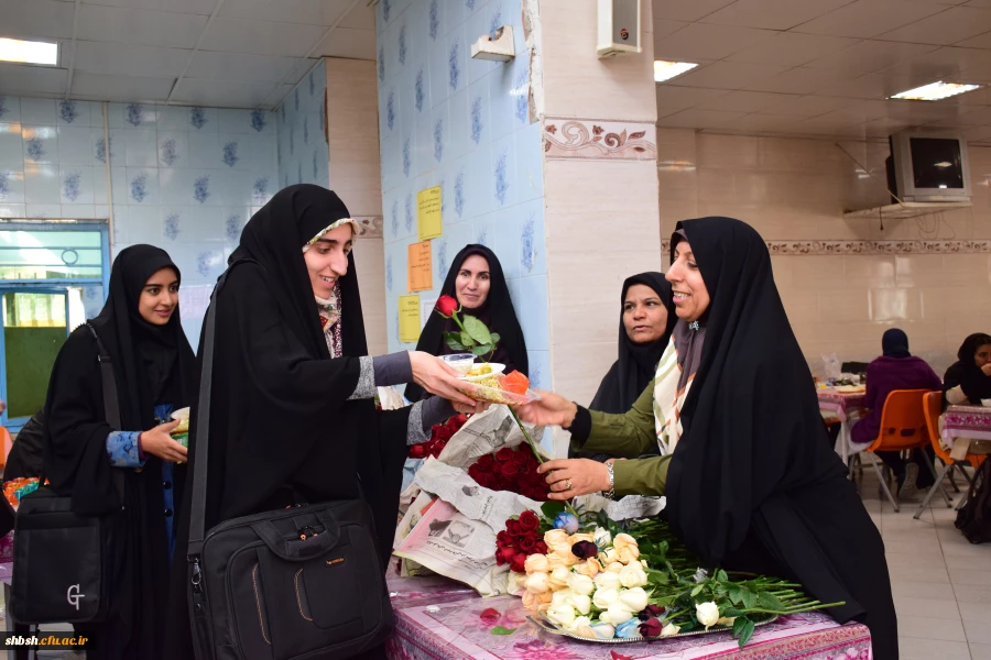 خاطره انگیزترین روز برای دانشجویان با تقدیم گل از طرف مدیریت پردیس شهید باهنر