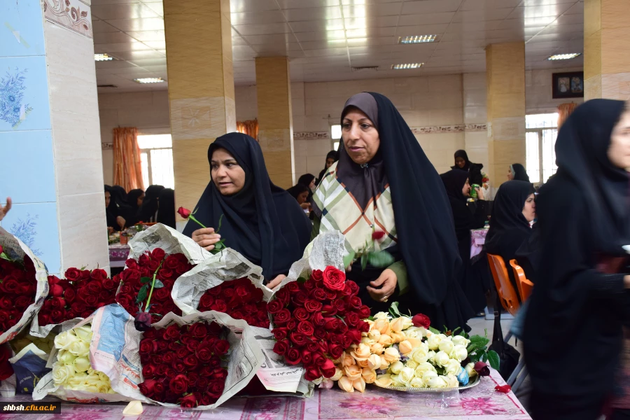 خاطره انگیزترین روز برای دانشجویان با تقدیم گل از طرف مدیریت پردیس شهید باهنر