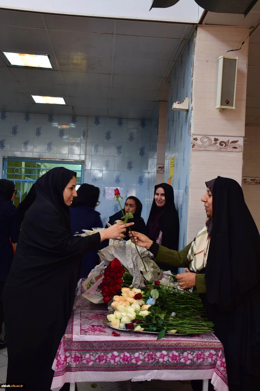 خاطره انگیزترین روز برای دانشجویان با تقدیم گل از طرف مدیریت پردیس شهید باهنر