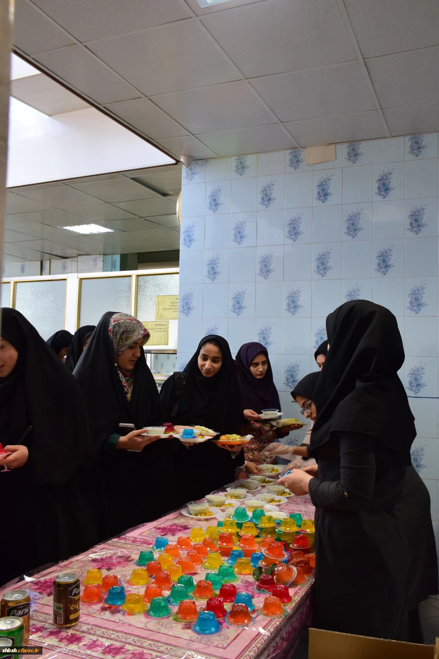 خاطره انگیزترین روز برای دانشجویان با تقدیم گل از طرف مدیریت پردیس شهید باهنر