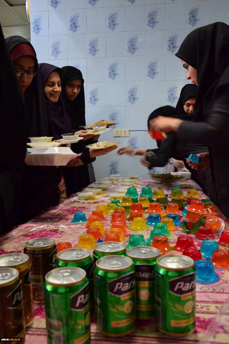 خاطره انگیزترین روز برای دانشجویان با تقدیم گل از طرف مدیریت پردیس شهید باهنر