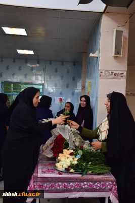 روزی بیادماندنی وخاطره انگیز برای دانشجویان همراه باتقدیم گل های زیبای رز از طرف سرپرست پردیس شهید باهنر