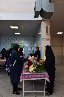 تقدیم گل همراه با ناهار ویک روز  بیادماندنی