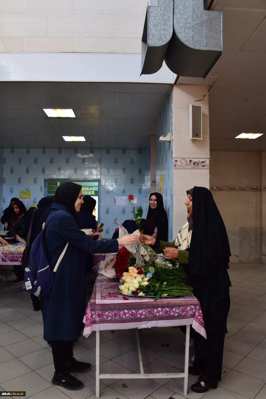 تقدیم گل همراه با ناهار ویک روز  بیادماندنی