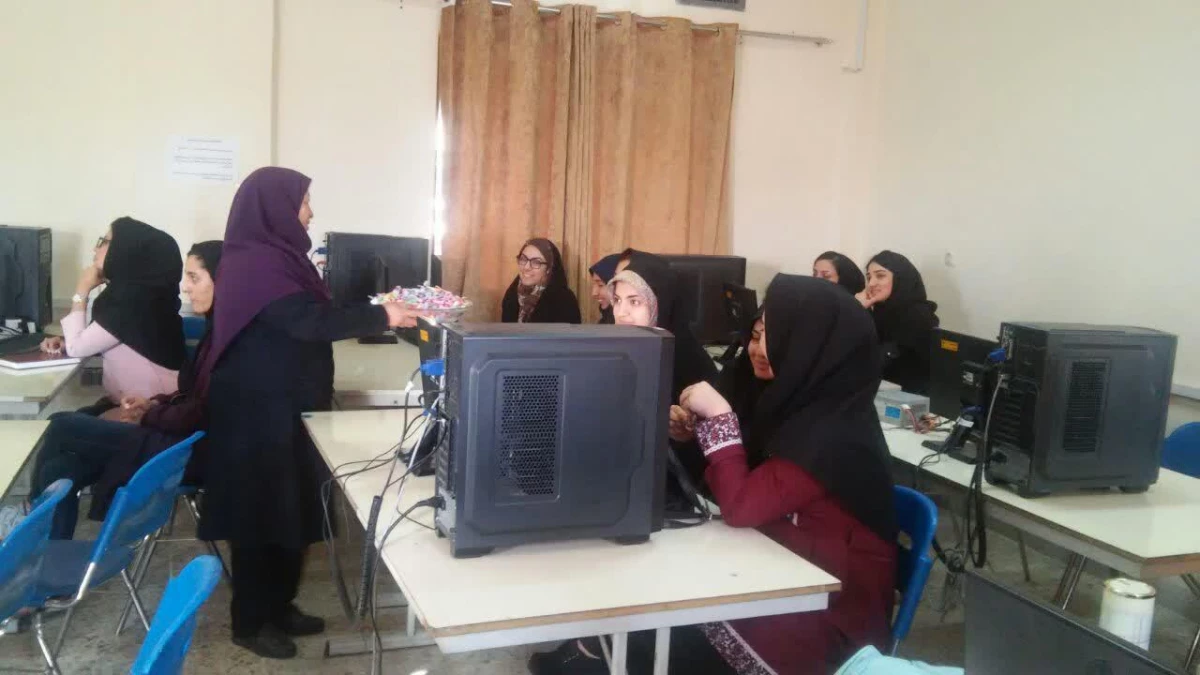 بازدید سرپرست و معاونان پردیس شهید باهنر فارس از اولین روز تشکیل کلاس ها ی درس بعد از تعطیلات نوروز