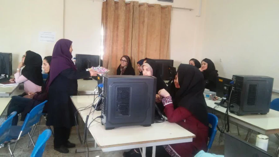 بازدید سرپرست و معاونان پردیس شهید باهنر فارس از اولین روز تشکیل کلاس ها ی درس بعد از تعطیلات نوروز