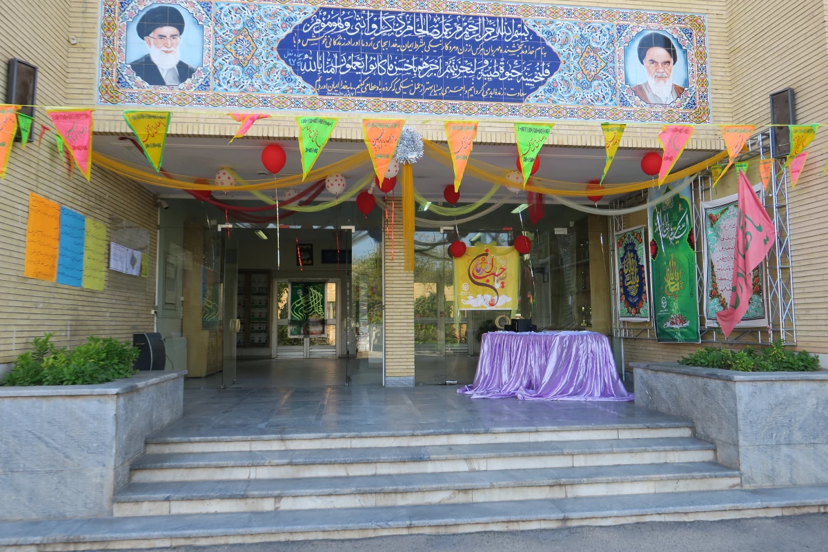 پذیرائی از دانشجویان با شکلات و شربت