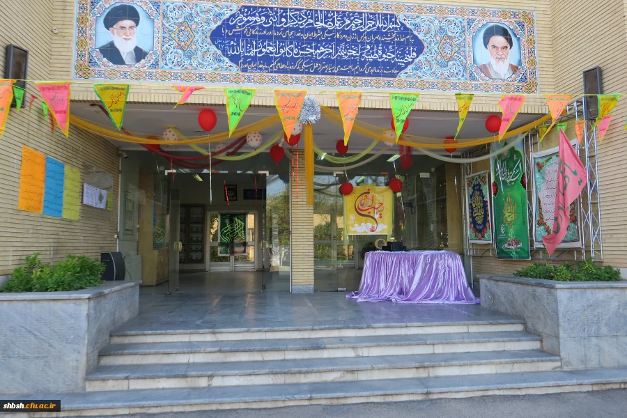 پذیرائی از دانشجویان با شکلات و شربت