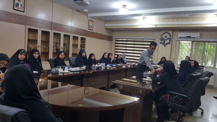 به مناسبت هفته سرآمدی آموزشی و در جهت تکریم و گرامی داشت روز معلم و تقدیر و تشکر از نمایندگان آموزشی کلاس ها