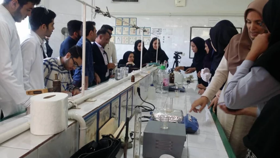 حضور دانشجو معلمان منتخب رشته های زیست، فیزیک و شیمی پردیس شهید باهنر در همایش نانو پژوهشکده معلم