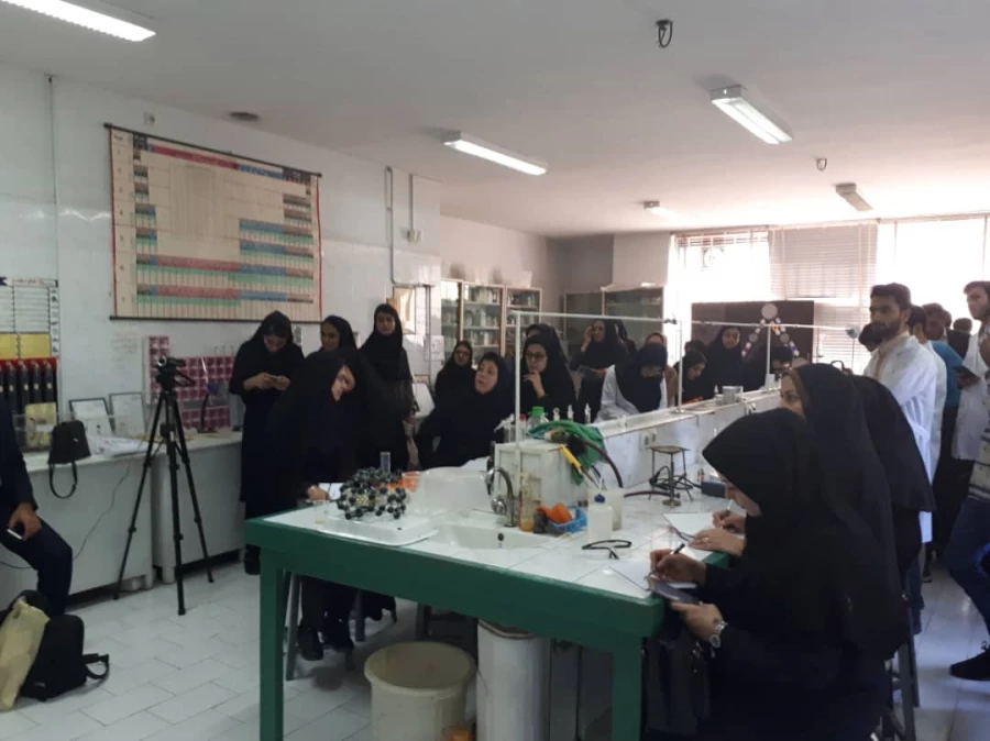 حضور دانشجو معلمان منتخب رشته های زیست، فیزیک و شیمی پردیس شهید باهنر در همایش نانو پژوهشکده معلم