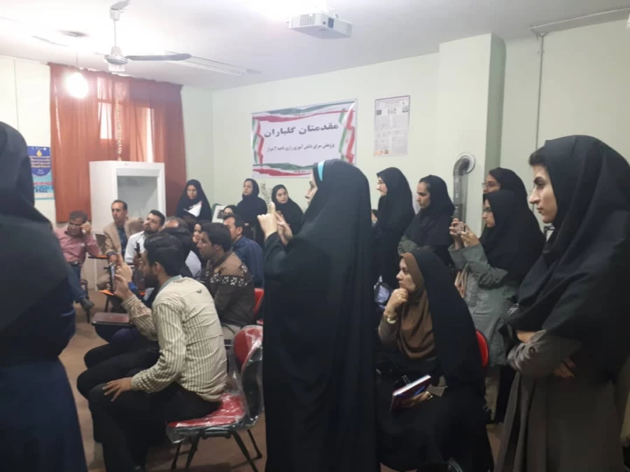 حضور دانشجو معلمان منتخب رشته های زیست، فیزیک و شیمی پردیس شهید باهنر در همایش نانو پژوهشکده معلم