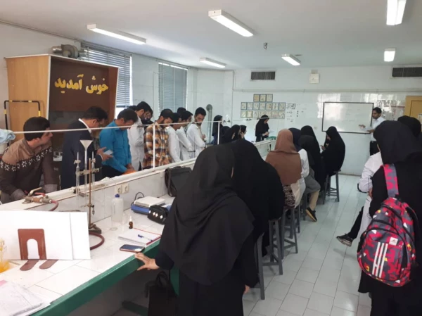 حضور دانشجو معلمان منتخب رشته های زیست، فیزیک و شیمی پردیس شهید باهنر در همایش نانو پژوهشکده معلم