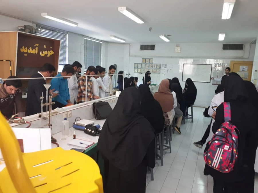 حضور دانشجو معلمان منتخب رشته های زیست، فیزیک و شیمی پردیس شهید باهنر در همایش نانو پژوهشکده معلم