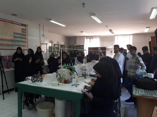 حضور دانشجو معلمان منتخب رشته های زیست، فیزیک و شیمی پردیس شهید باهنر در همایش نانو پژوهشکده معلم