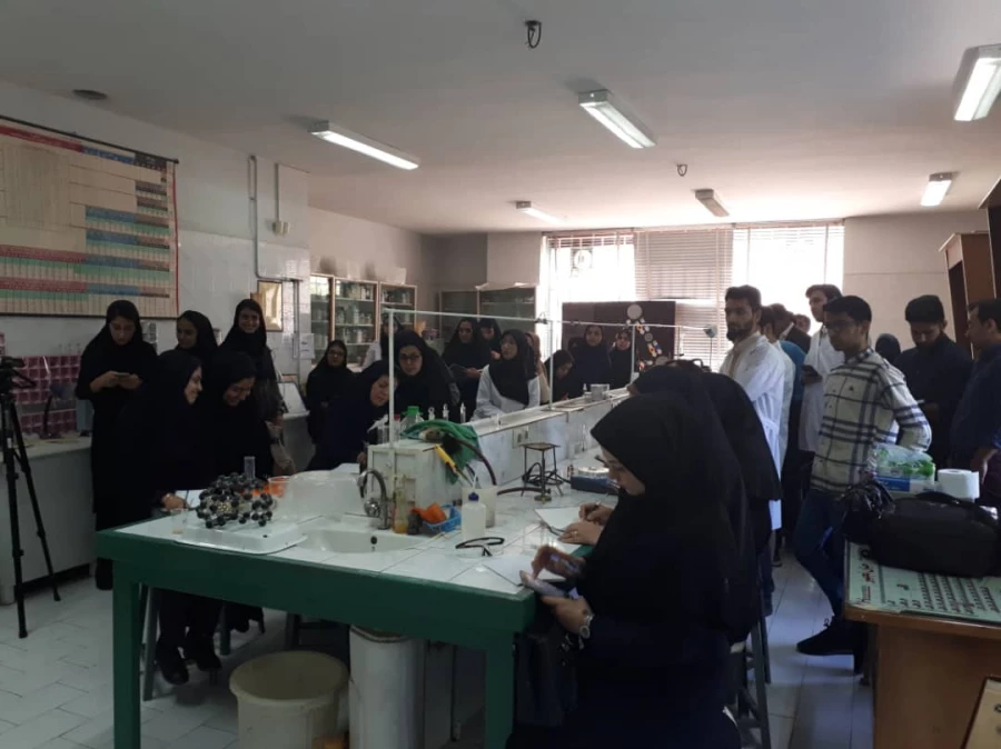 حضور دانشجو معلمان منتخب رشته های زیست، فیزیک و شیمی پردیس شهید باهنر در همایش نانو پژوهشکده معلم