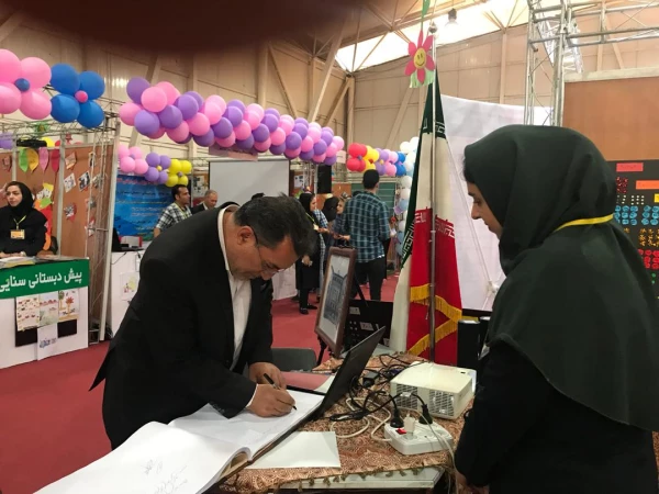 بازدید دکتر نجفی مدیر کل آموزش و پرورش استان فارس از غرفه دانشگاه فرهنگیان