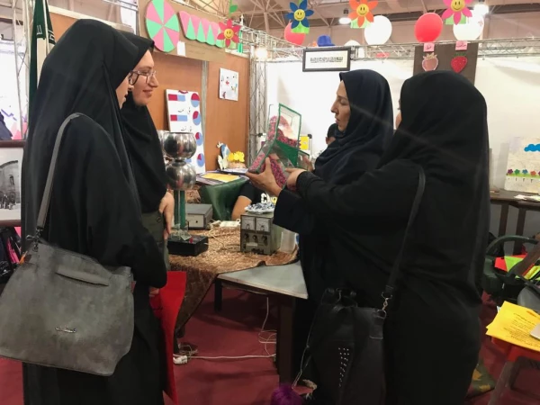 بازدید دانشجویان دانشگاه فرهنگیان فارس از  غرفه دانشگاه فرهنگیان