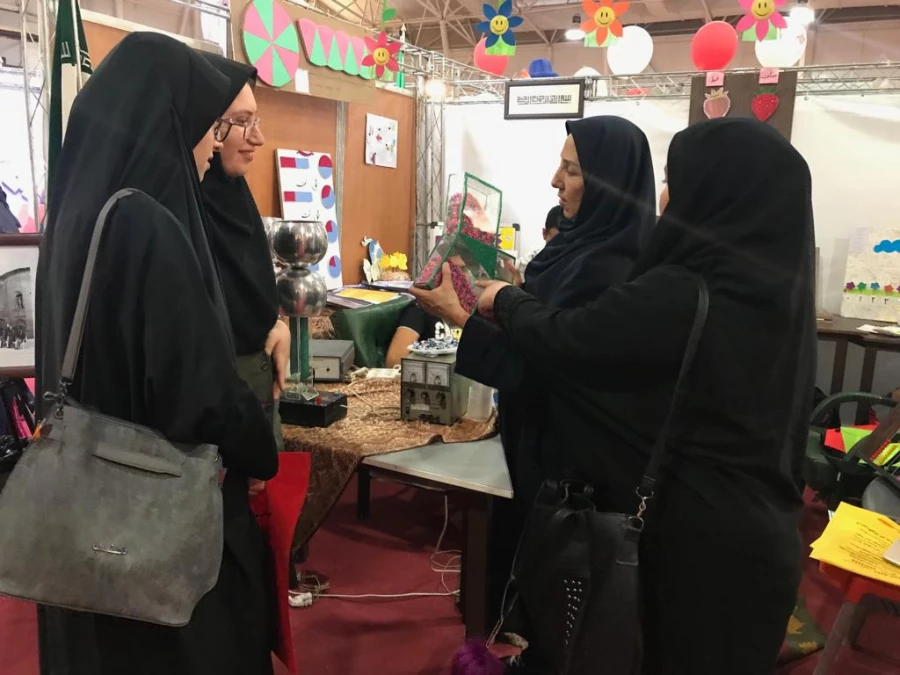 بازدید دانشجویان دانشگاه فرهنگیان فارس از  غرفه دانشگاه فرهنگیان