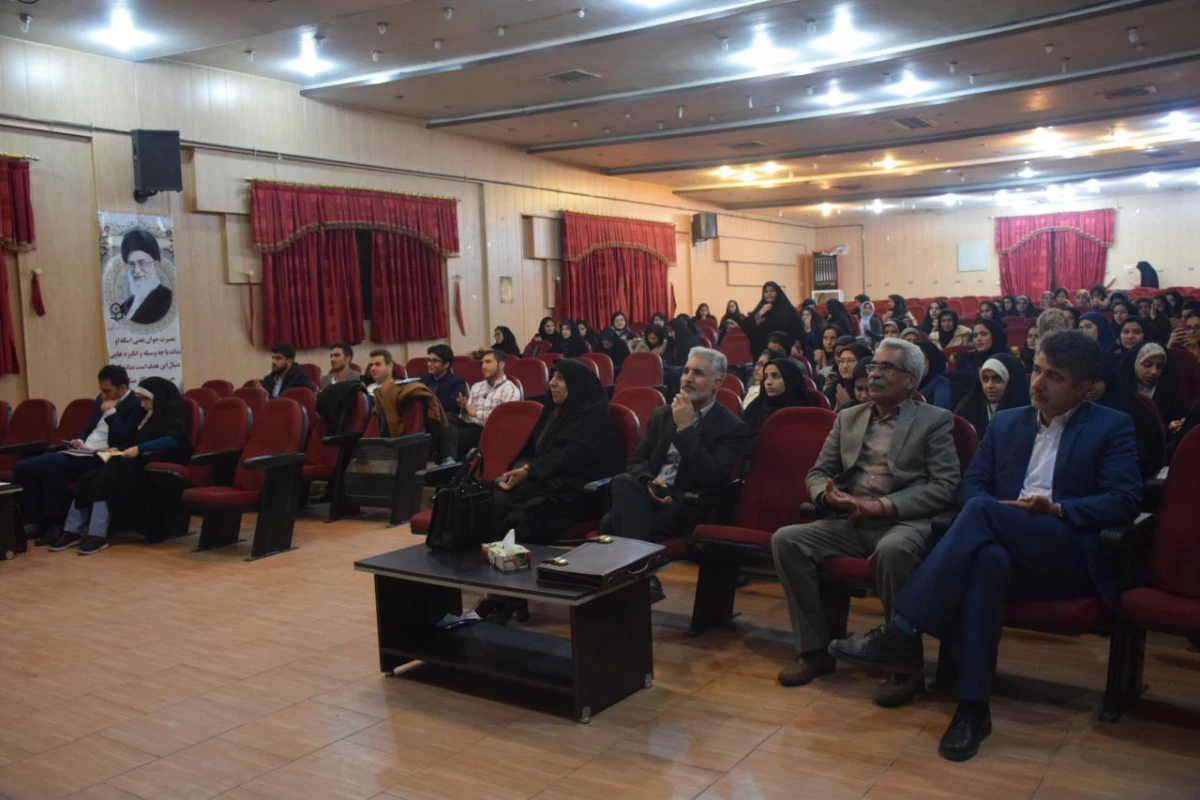 اولین شب شعر طنز دانشجویی به همت کانون شعر و ادب پردیس برگزارگردید 5