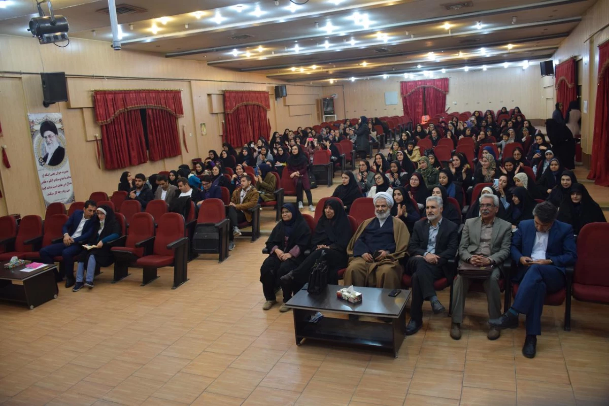 اولین شب شعر طنز دانشجویی به همت کانون شعر و ادب پردیس برگزارگردید 9