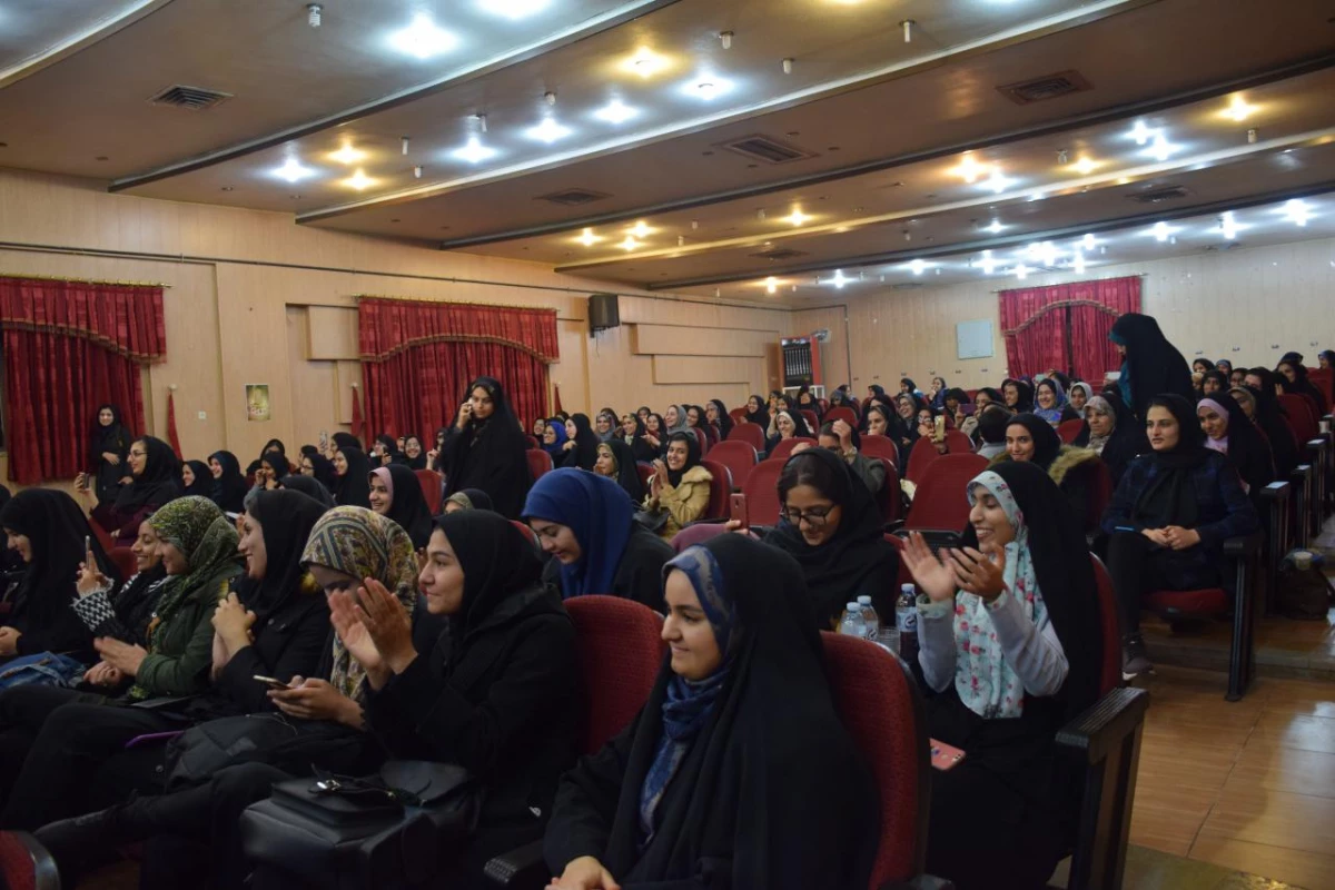 اولین شب شعر طنز دانشجویی به همت کانون شعر و ادب پردیس برگزارگردید 11