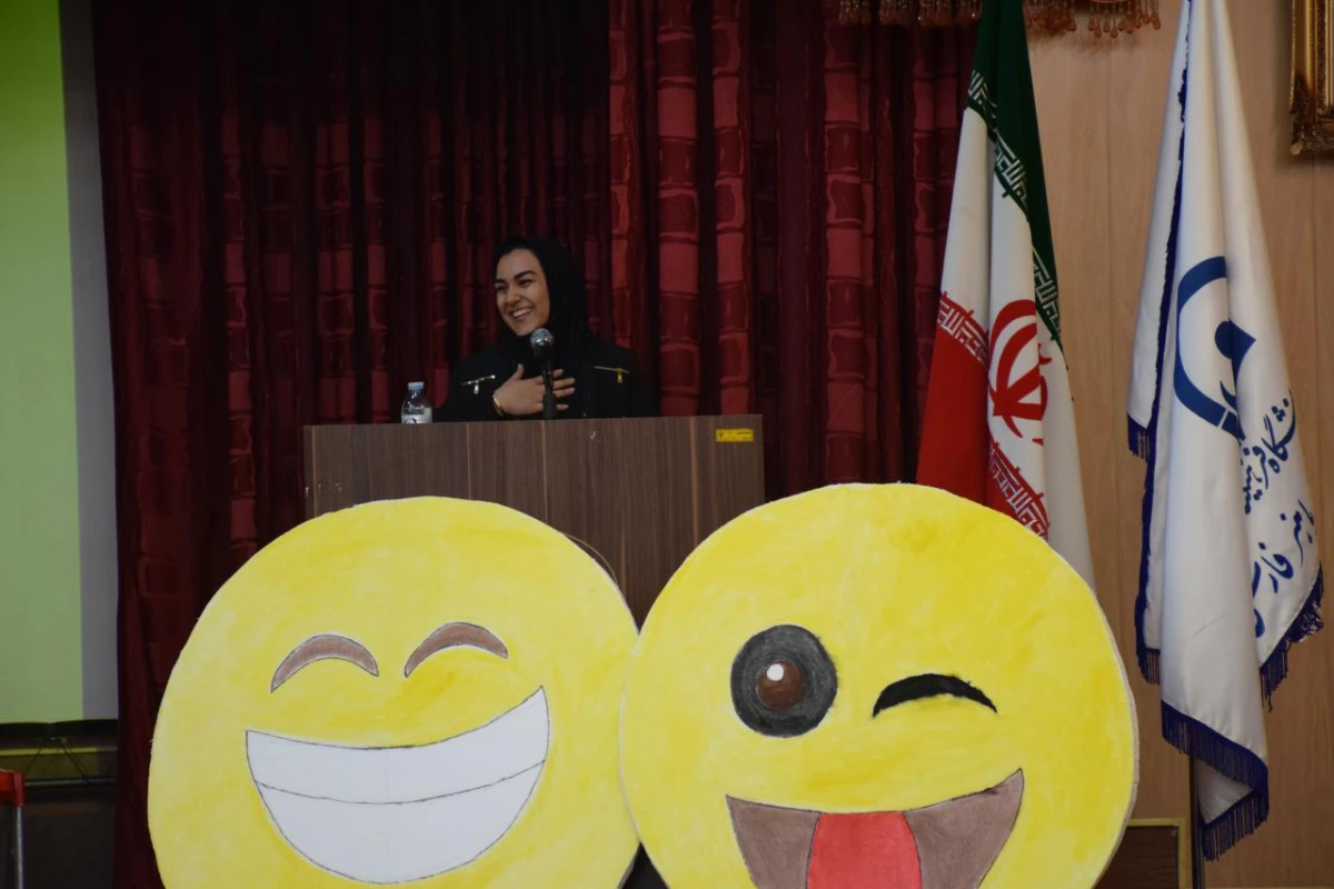 اولین شب شعر طنز دانشجویی به همت کانون شعر و ادب پردیس برگزارگردید 12