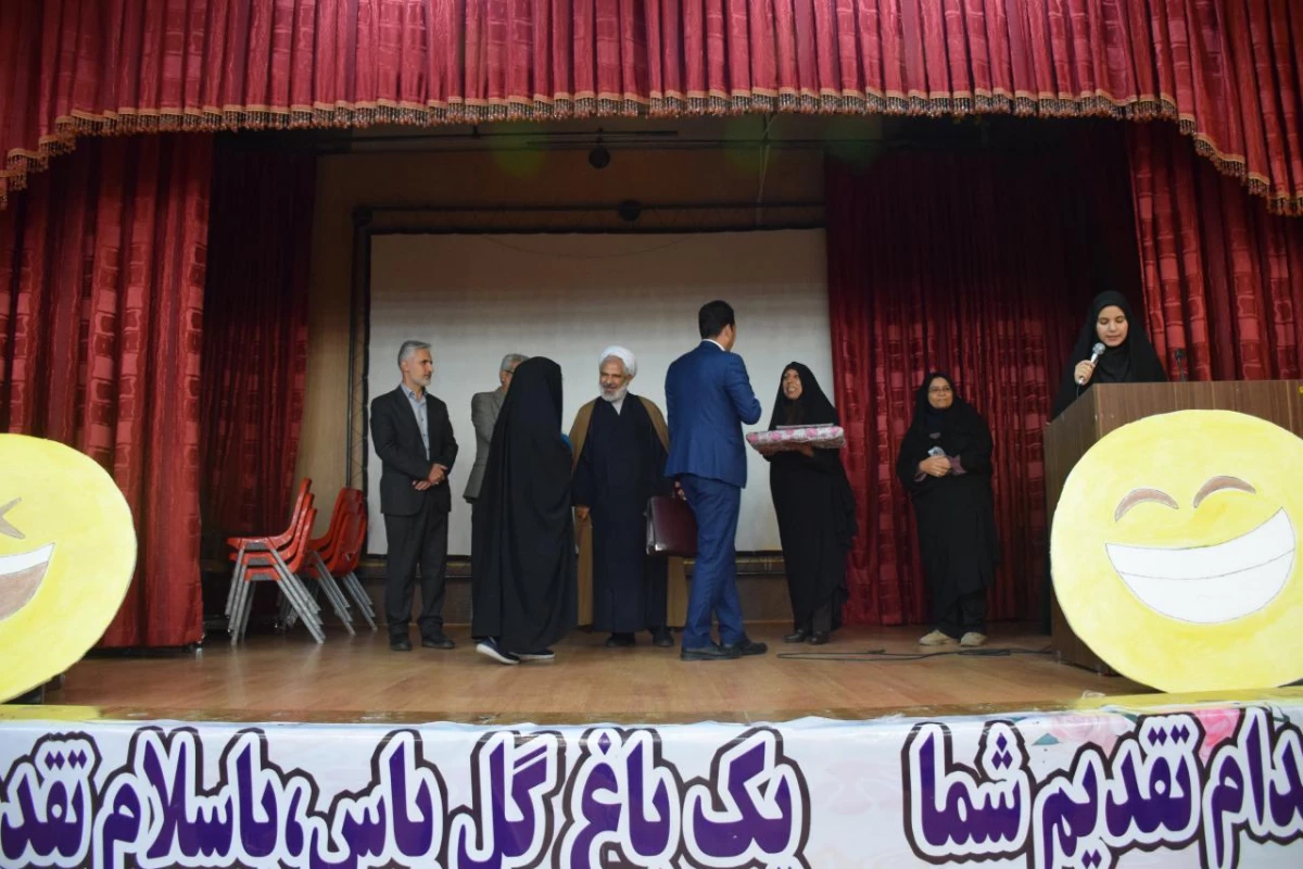 اولین شب شعر طنز دانشجویی به همت کانون شعر و ادب پردیس برگزارگردید 15