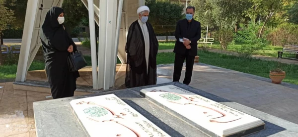 قرائت زیارت عاشورا در جوار شهدای گمنام پردیس شهید باهنر توسط حاج آقا جعفری 3