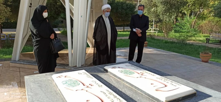 قرائت زیارت عاشورا در جوار شهدای گمنام پردیس شهید باهنر توسط حاج آقا جعفری 3