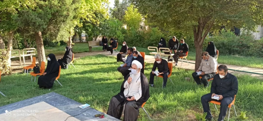 قرائت زیارت عاشورا در جوار شهدای گمنام پردیس شهید باهنر توسط حاج آقا جعفری 4