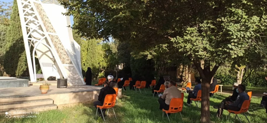 قرائت زیارت عاشورا در جوار شهدای گمنام پردیس شهید باهنر توسط حاج آقا جعفری 5