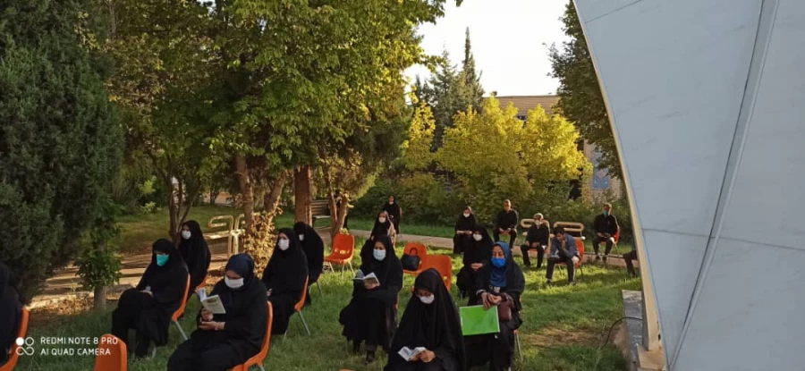 قرائت زیارت عاشورا در جوار شهدای گمنام پردیس شهید باهنر توسط حاج آقا جعفری 6