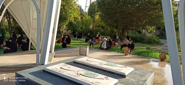 قرائت زیارت عاشورا در جوار شهدای گمنام پردیس شهید باهنر توسط حاج آقا جعفری 7