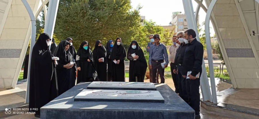 قرائت زیارت عاشورا در جوار شهدای گمنام پردیس شهید باهنر توسط حاج آقا جعفری 8