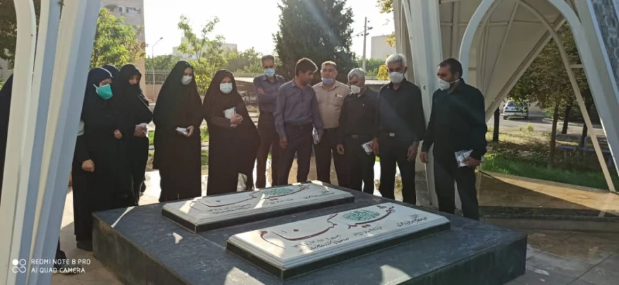 قرائت زیارت عاشورا در جوار شهدای گمنام پردیس شهید باهنر توسط حاج آقا جعفری 9