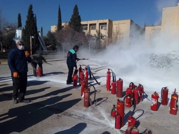 برگزاری دوره آموزشی آتش نشانی برای کارکنان پردیس شهید باهنر شیراز 5