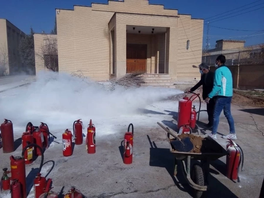 برگزاری دوره آموزشی آتش نشانی برای کارکنان پردیس شهید باهنر شیراز 8