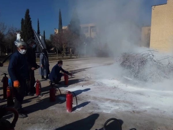 برگزاری دوره آموزشی آتش نشانی برای کارکنان پردیس شهید باهنر شیراز 15