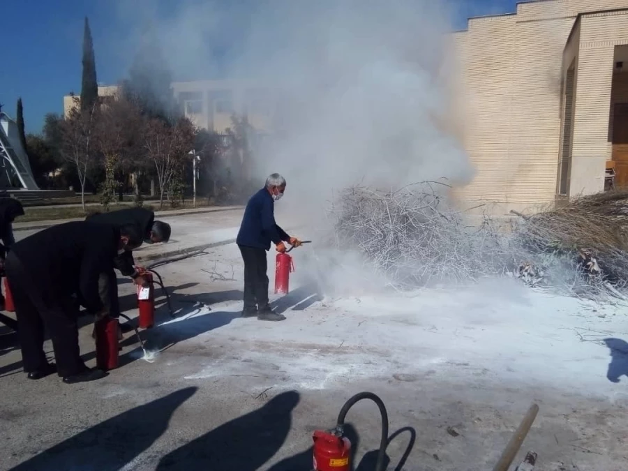 برگزاری دوره آموزشی آتش نشانی برای کارکنان پردیس شهید باهنر شیراز 16