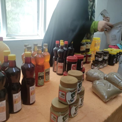 برگزاری نمایشگاه خیریه خوراکی های سالم و طبیعی به مناسبت هفته سلامت و هفته سراهای دانشجویی 3