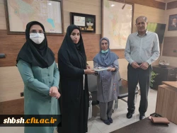 اهدای جایزه از طرف مرکز بهداشت به سرکار خانم سیده زهرا موسوی برای شرکت در مسابقه اینترنتی پیشگیری از سوانح و حوادث به مناسبت هفته جوان  2